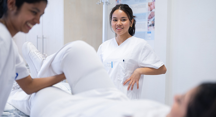 Pflegepraktikum im Klinikum Kulmbach Auszubildende in der Pflege beobachten gemeinsam eine praktische Übung während des Pflegepraktikums im Klinikum Kulmbach.