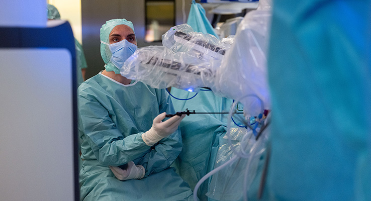 Robotische Präzisionschirurgie mit dem daVinci X-System Chirurg steuert das daVinci X-System während einer robotisch assistierten Operation.