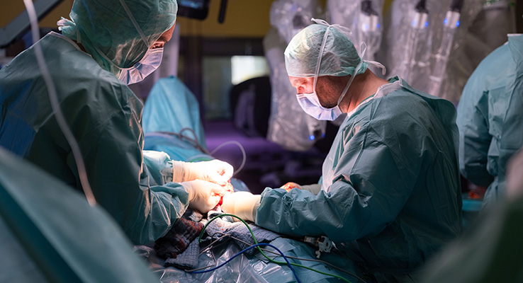 Robotisch assistierte Operation mit dem daVinci X-System Chirurgisches Team während einer robotisch assistierten Operation im Klinikum Kulmbach.