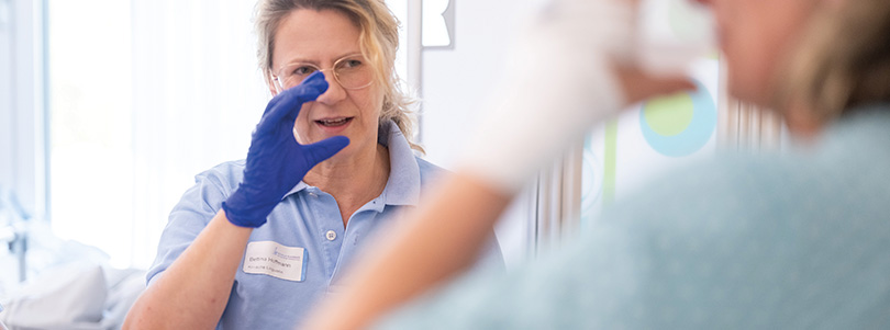 Logopädie im Klinikum Kulmbach – Therapie bei Sprach-, Sprech-, Stimm- und Schluckstörungen Logopädin des Klinikum Kulmbach führt eine Sprach- und Schlucktherapie mit einer Patientin durch.