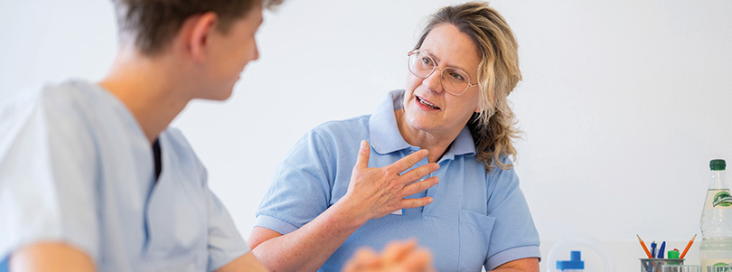 Logopädie im Klinikum Kulmbach – Individuelle Sprach-, Sprech- und Schlucktherapie Logopädin des Klinikum Kulmbach berät einen Patienten im Rahmen einer Sprach- und Sprechtherapie.