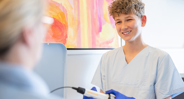 Pflegepraktikum im Klinikum Kulmbach Auszubildende in der Pflege beobachten gemeinsam eine praktische Übung während des Pflegepraktikums im Klinikum Kulmbach.