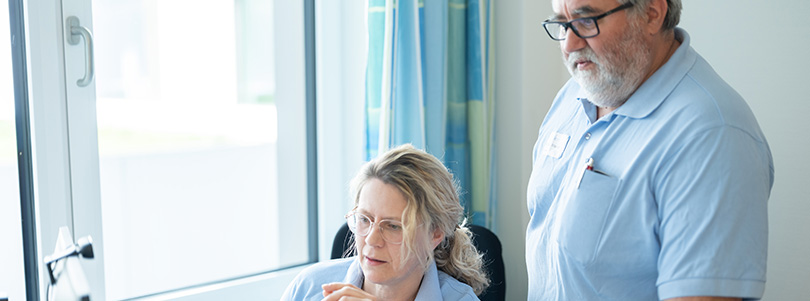 Logopädie im Klinikum Kulmbach – Individuelle Therapie und interdisziplinäre Zusammenarbeit Logopädisches Team des Klinikum Kulmbach bei der Planung einer Therapie für Sprach-, Sprech- und Schluckstörungen.