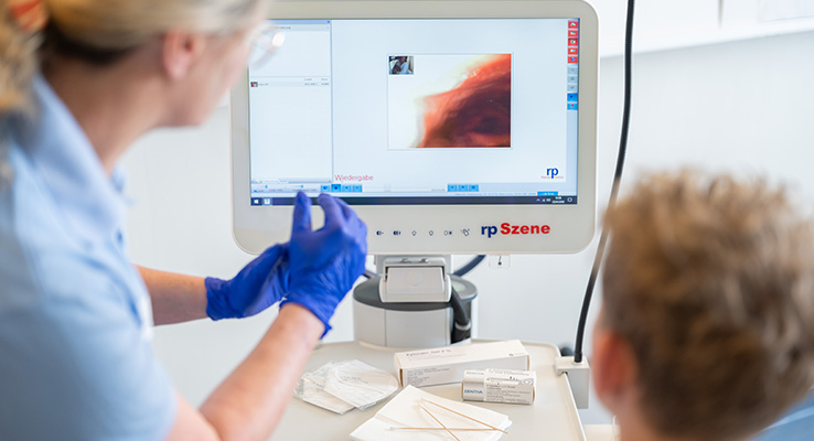 Digitale Schluckdiagnostik Logopädin demonstriert einem Praktikanten Videoaufnahmen einer Schluckuntersuchung.