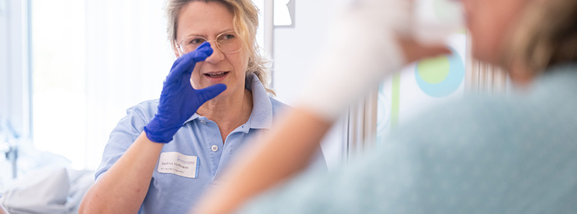 Logopädie im Klinikum Kulmbach – Therapie bei Sprach-, Sprech-, Stimm- und Schluckstörungen Logopädin des Klinikum Kulmbach führt eine Sprach- und Schlucktherapie mit einer Patientin durch.