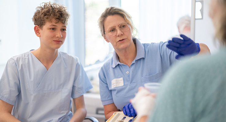 Praktische Ausbildung in der Logopädie Praktikant begleitet eine Logopädin bei einer Therapie mit einer Patientin.