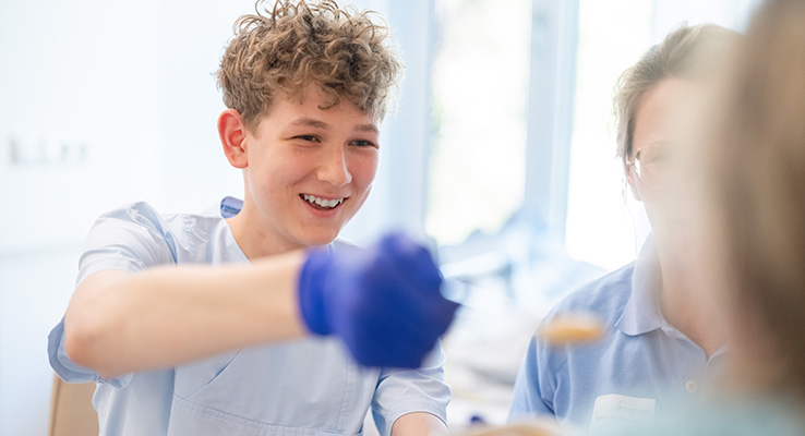 Praktikum im Klinikum Kulmbach Praktikant unterstützt unter Anleitung bei einer logopädischen Schlucktherapie.