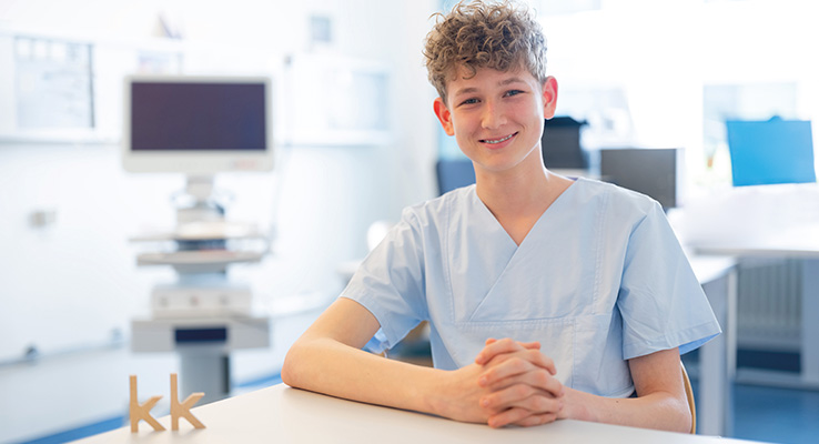 Praktikum in der Logopädie am Klinikum Kulmbach Praktikant der Logopädie lächelt während seines Praktikums im Klinikum Kulmbach in die Kamera.