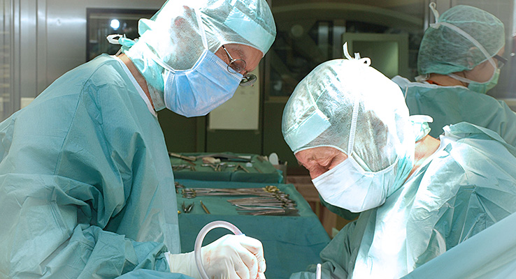 Operation - Priv.-Doz. Dr. med. Thomas Bohrer und Prof. Dr. Klaus Henneking